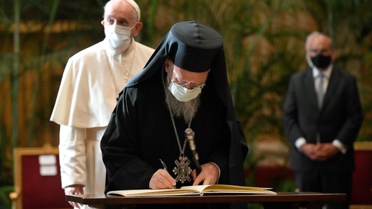 El Patriarca Bartolomé firma el Llamamiento Conjunto junto con el Papa y todos los líderes religiosos