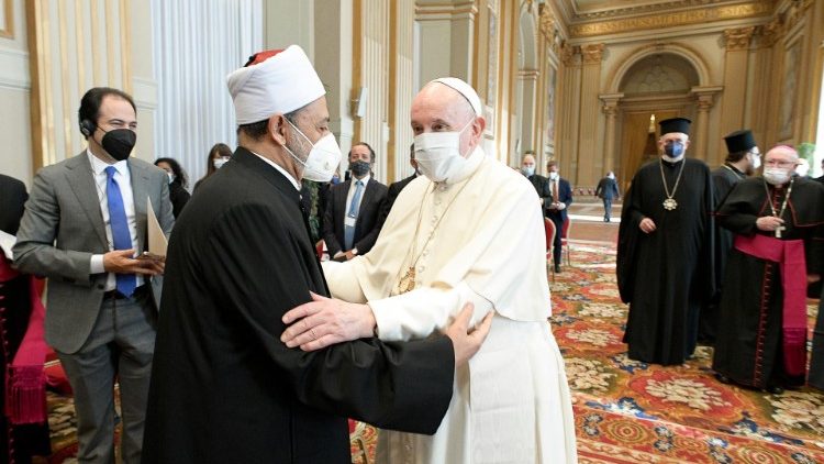 Il Papa saluta il grande imam di Al-Azhar, Ahmad al-Tayyeb