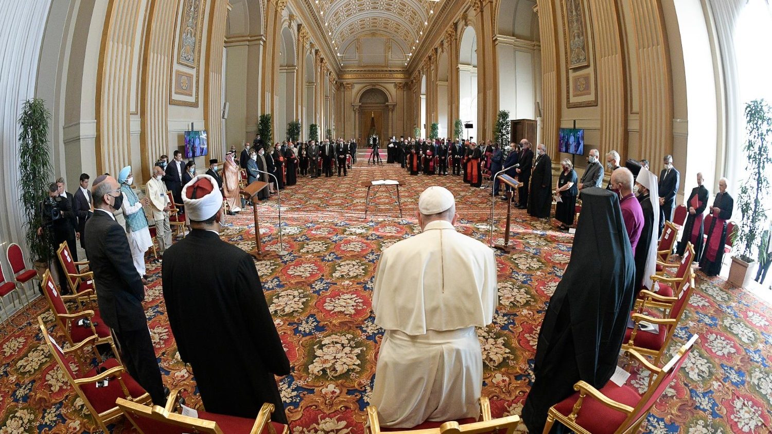 Olimpíadas na França, o Papa: a bela festa do esporte não deve esquecer  os últimos - Vatican News