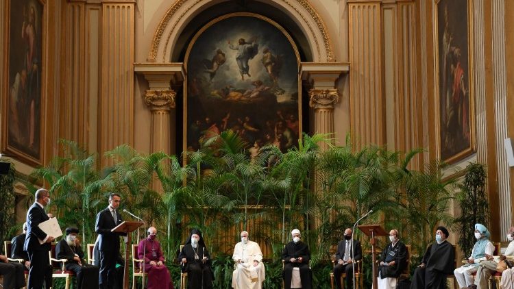 Papst Franziskus mit Religionsvertretern und Wissenschaftlern im Vatikan