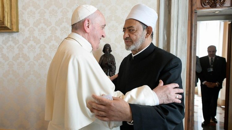 Papa Francesco e Ahmad Al-Tayyeb, grand Imam di Al Azhar, nell'udienza di questa mattina dopo l'evento "Religione e Scienza. Verso Cop26"