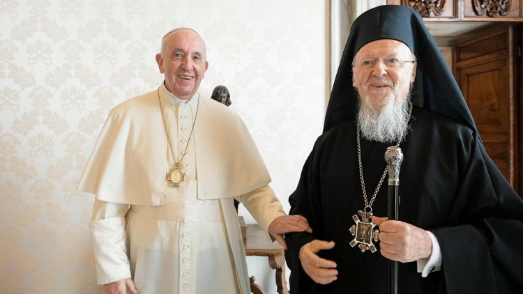 O Pontífice com o Patriarca de Constantinopla em imagem de arquivo, no Vaticano (2021)