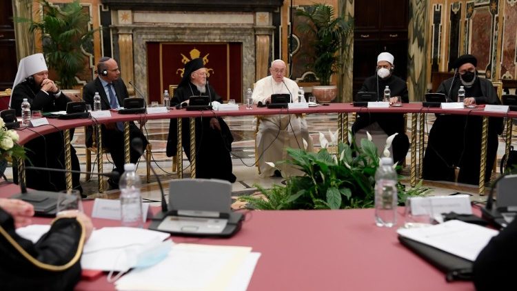 Папа Франциск с участниците в срещата "Религиите и образованието: към Глобалния образователен пакт"