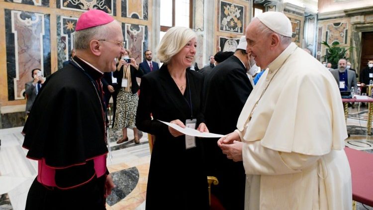 Papa Francesco con Stefania Giannini e mons. Vincenzo Zani