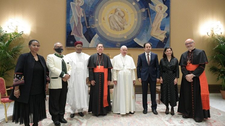 Miembros del Jurado del Premio Zayed, junto con el Papa Francisco 