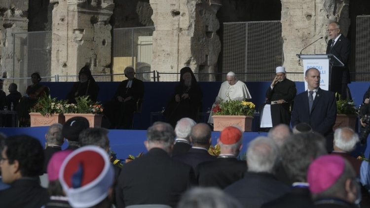 I leader delle religioni in preghiera al Colosseo