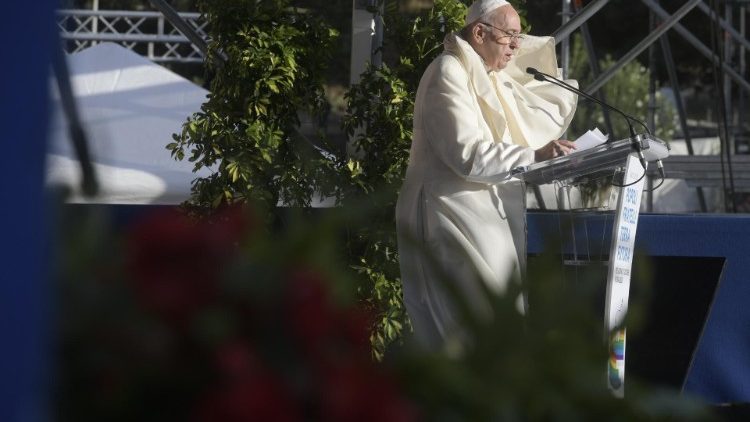 Papa Francesco tiene il suo discorso alla preghiera per la pace
