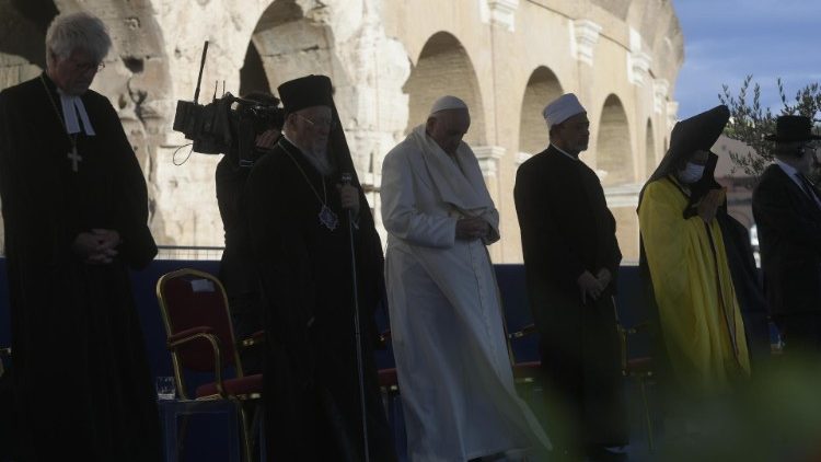 Papa Francesco insieme ai leader di altre religioni in preghiera per la pace al Colosseo