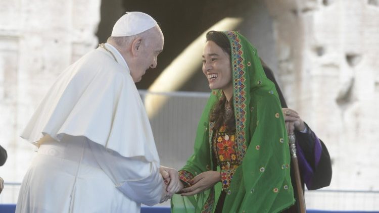 Sabera Ahmadi, une jeune femme afghane qui a lu l'appel à la paix, salue le Pape François
