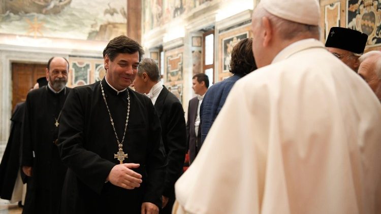 El Papa saluda a los miembros del Grupo mixto de trabajo Ortodoxo-Católico San Ireneo.