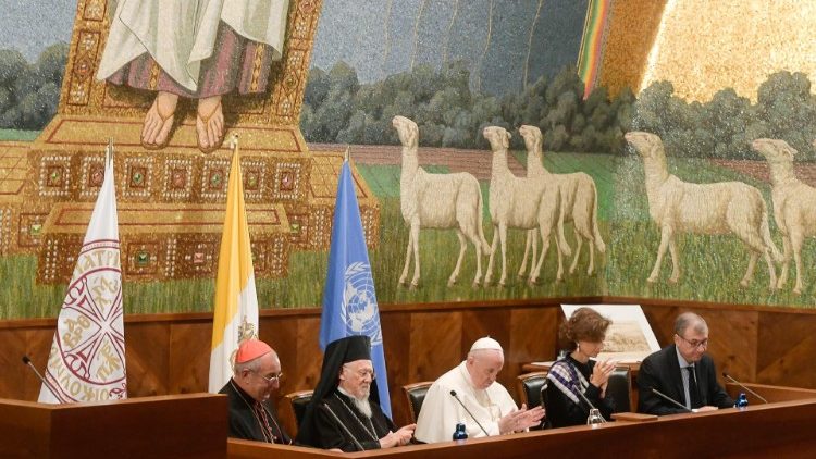 Le Pape François entouré de la directrice générale de l'UNESCO et du patriarche de Constantinople