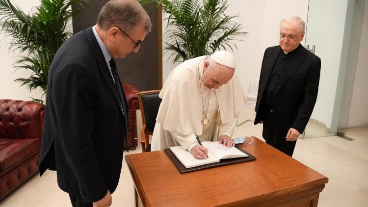 Il Papa firma la Convenzione dell'Unesco per l'istituzione del nuovo corso di studi su Ecologia e ambiente