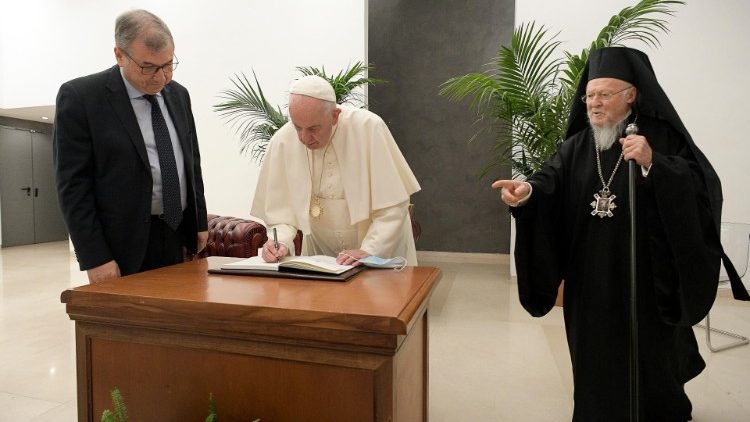 En la Pontificia Universidad Lateranense, el Papa firma la Convención de la Unesco en presencia del Rector Buonomo y del Patriarca Bartolomé 