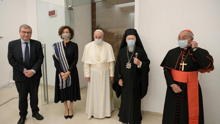 Con il Papa, da sinistra: il rettore Vincenzo Buonomo; la direttrice generale dell'Unesco, Audrey Azoulay; il patriarca Bartolomeo e il cardinale vicario Angelo De Donatis