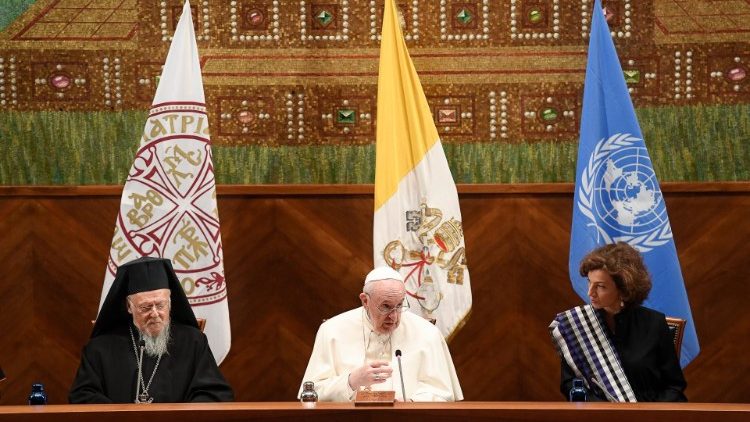 教皇フランシスコ、バルトロメオス1世総主教とユネスコのアズレ事務局長と共に　2021年10月7日　ローマ・ラテラン大学