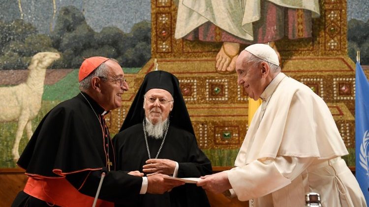 El Papa Francisco, Bartolomé I y el Cardenal Angelo De Donatis en la  Pontificia Universidad Lateranense, esta mañana.