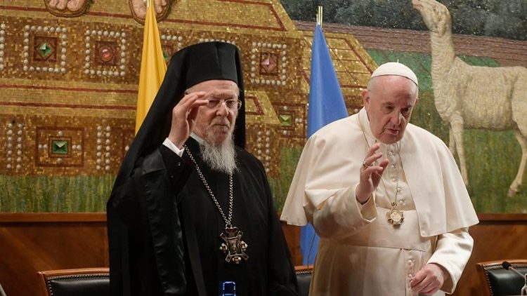 Doppelter Segen für den neuen Studiengang an der Lateran-Universität: Patriarch Bartholomaios (links) und Papst Franziskus