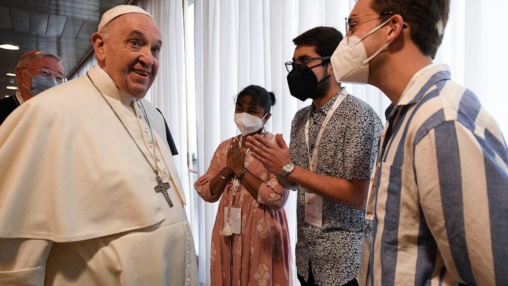 Le Pape François salue de jeunes participants en marge d'une matinée de réflexion sur le Synode sur la synodalité, le 9 octobre 2021