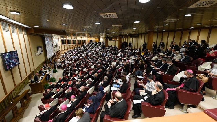 Na Sala do Sínodo, no Vaticano (09.10.21), dia de reflexão no âmbito do início do caminho sinodal (Vatican Media)