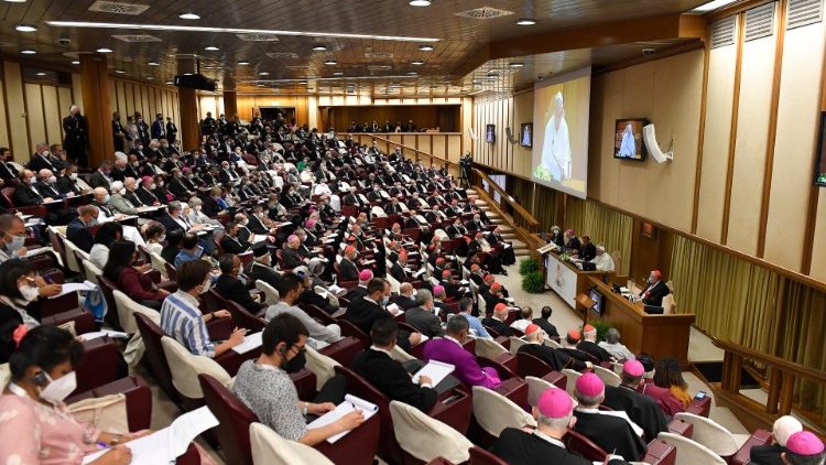 Les participants en salle du Synode pendant le discours du Pape François