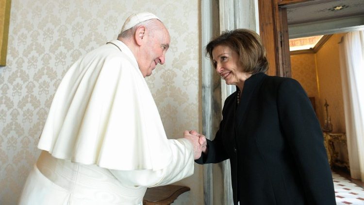 Papst Franziskus und Nancy Pelosi