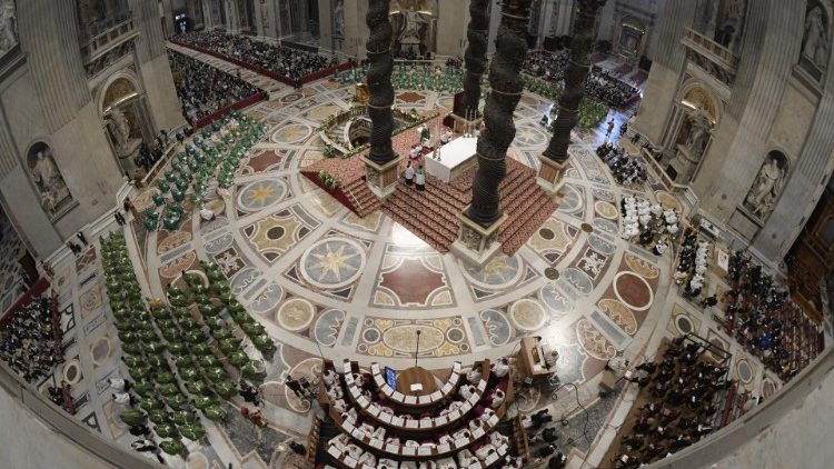 Papež Frančišek je v baziliki sv. Petra ob začetku sinodalne poti daroval sveto mašo.