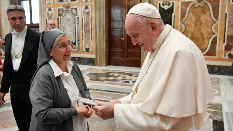 Il Papa saluta suor Nunzia De Gori, superiora uscente delle Suore della Carità