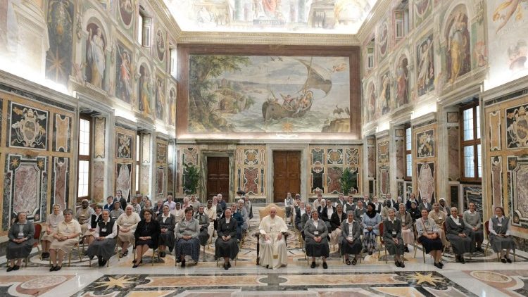La foto di gruppo a conclusione dell'udienza del Papa alle Suore della Carità