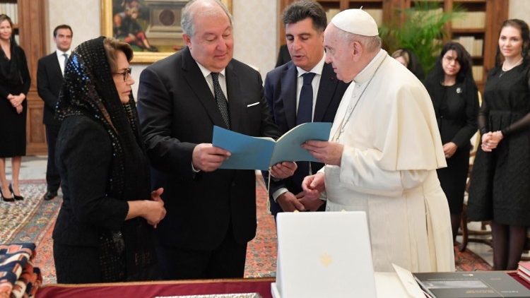 Le Pape François, le président arménien et son épouse, lundi 11 octobre 2021. 