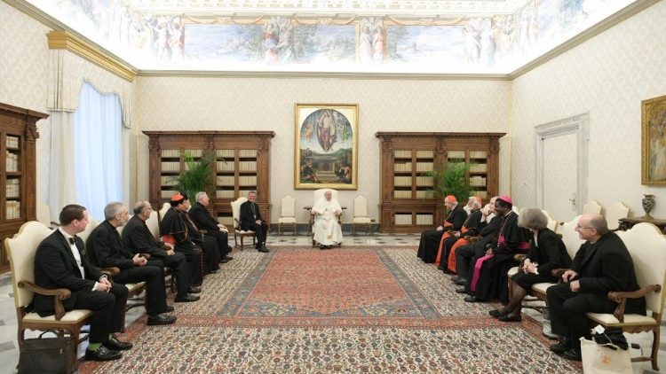 Audiencia del Papa a los miembros de la Secretaria General del Sínodo de los Obispos.