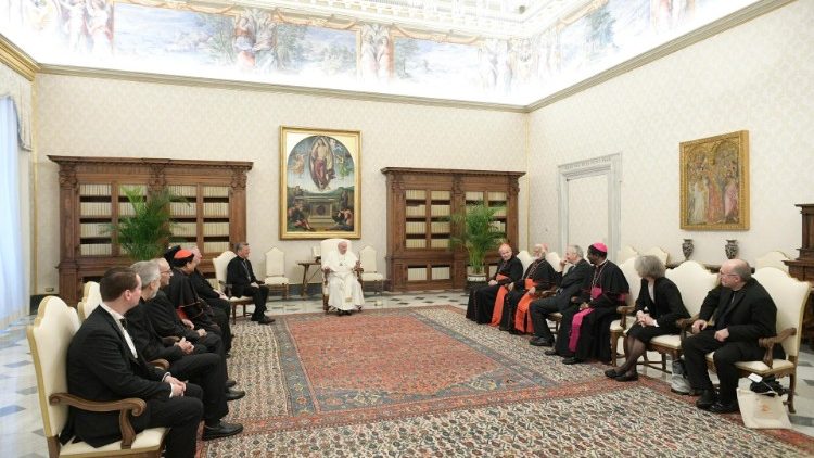 Generální sekretariát biskupské synody při papežské audienci v listopadu loňského roku