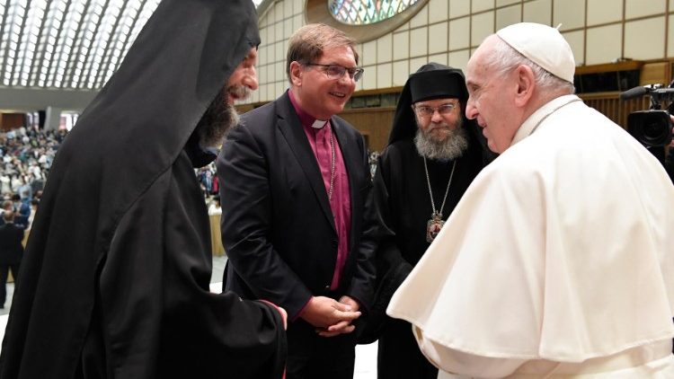 Kocsis Fülöp érsek, Fabiny Tamás evangélikus püspök és Orosz Atanáz püspök a Szentatyával