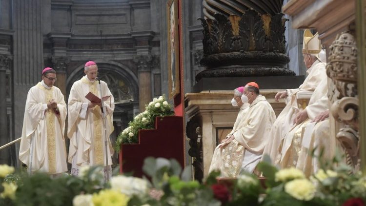 Škofovsko posvečenje msgr. Guida Marinija in msgr, Andrésa Ferrade Moreira v baziliki sv. Petra.
