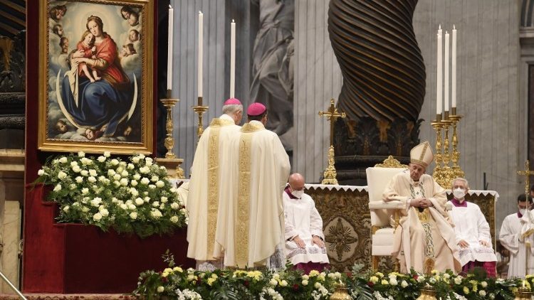 A két új püspök a Szent Péter bazilika főoltáránál  