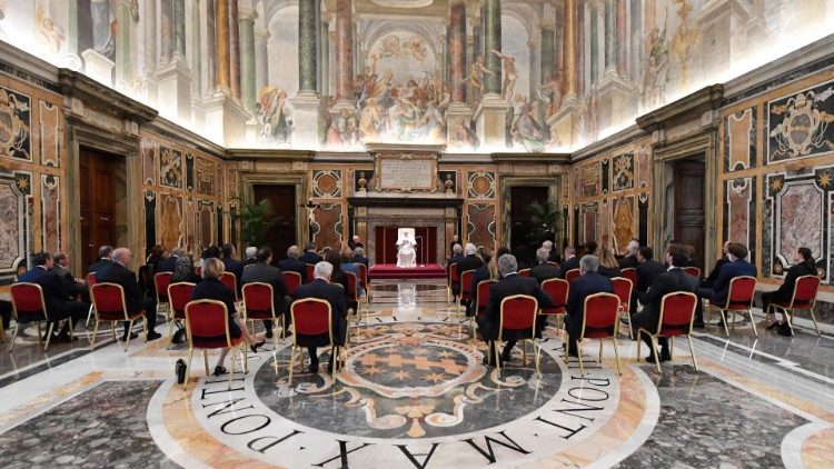 教皇フランシスコ、ローマ生物医学大学基金の関係者と  2021年10月18日　バチカン宮殿