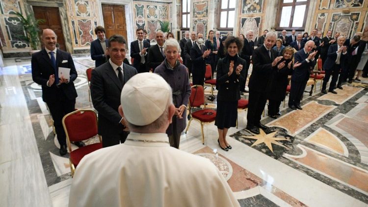 Ferenc pápa fogadja a katolikus egyetem vezetőségét
