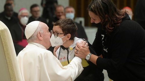 Paolo, il bimbo seduto accanto al Papa: "La sua, una lezione che viene dal cuore"  