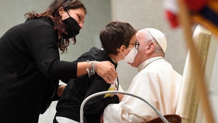Paolo beija o Papa Francisco durante a Audiência Geral