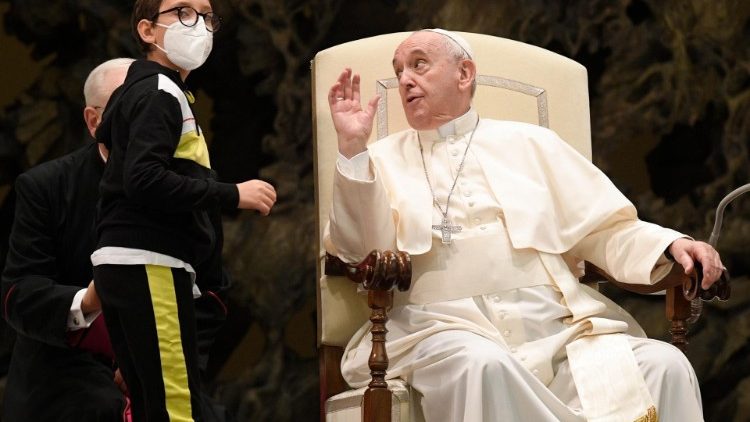 Pablo sentado al lado del Papa Francisco