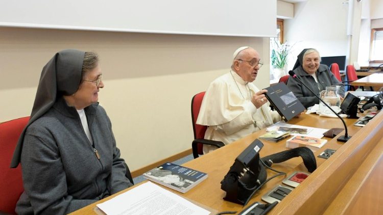  Popiežius dalyvavo seserų saleziečių kapitulos posėdyje