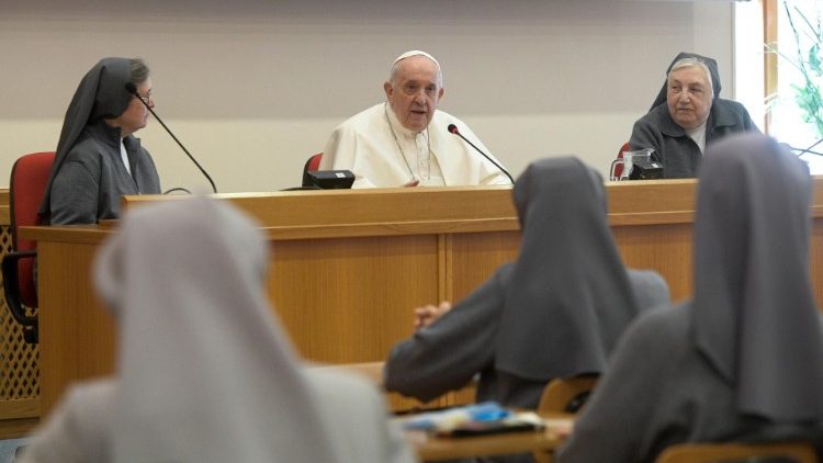 Папа Франциск з учасницями Генеральної капітули сестер-салезіянок