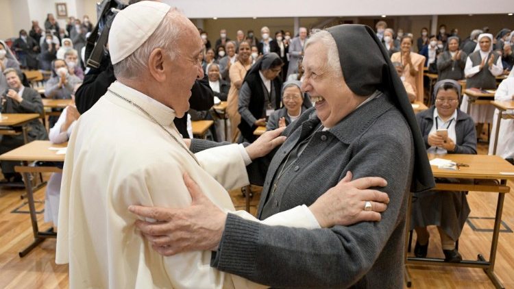 O Papa saúda Ir. Yvonne Reungoat, superiora das salesianas até a recente eleição da Ir. Chiara Cazzuola