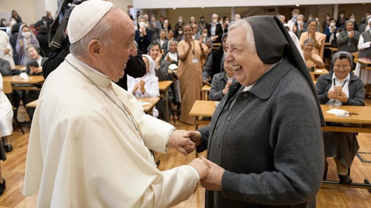Franziskus bei einer Begegnung mit Schwester Reungoat im Oktober 2021