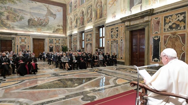 Папа Франциск на встрече с членами фонда Centesimus Annus Pro Pontifice (Ватикан, 23 октября 2021 г.)