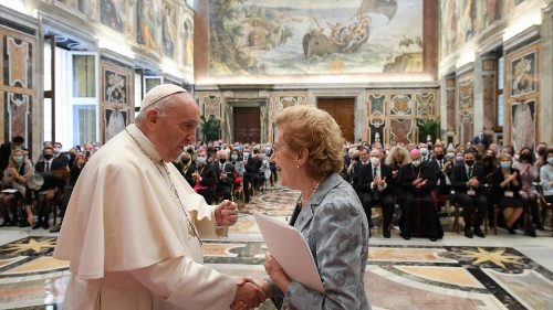 Il Papa: costruire un mondo più giusto non è politica, ma "dare corpo alla fede"