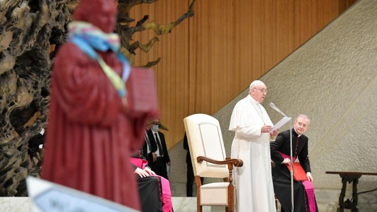 Papa Francisco: a Igreja é mulher, devemos desmasculinizá-la - Vatican  News