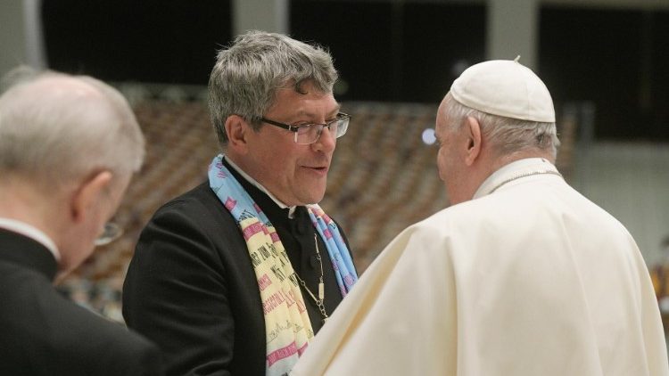 란데스비숍 크라머 목사에게 인사하는 교황