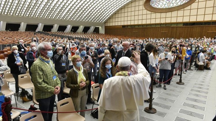 Die Teilnehmer an der Ökumenischen Pilerfahrt "Mit Luther zum Papst" bei ihrer Begegnung mit Franziskus