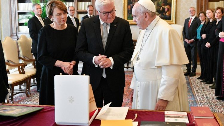 Le Pape François a reçu le président allemand Frank-Walter Steinmeier dans la Bibliothèque du Palais apostolique, le 25 octobre 2021. 