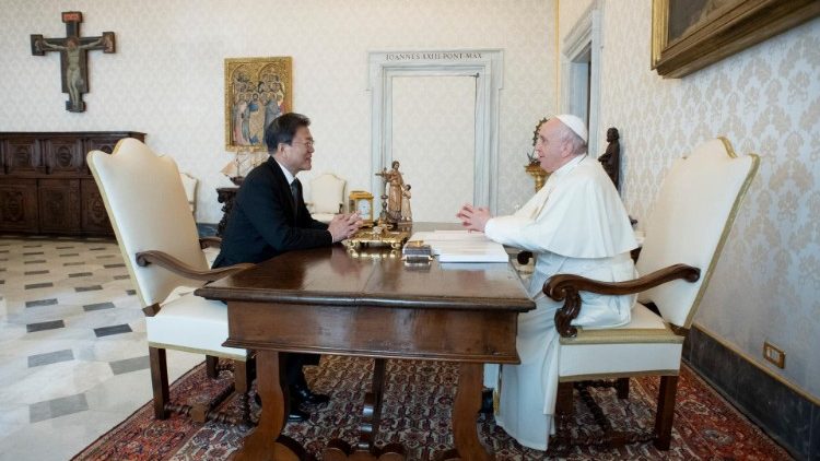 Il Papa e il presidente sudcoreano Moon a colloquio nella Biblioteca apostolica